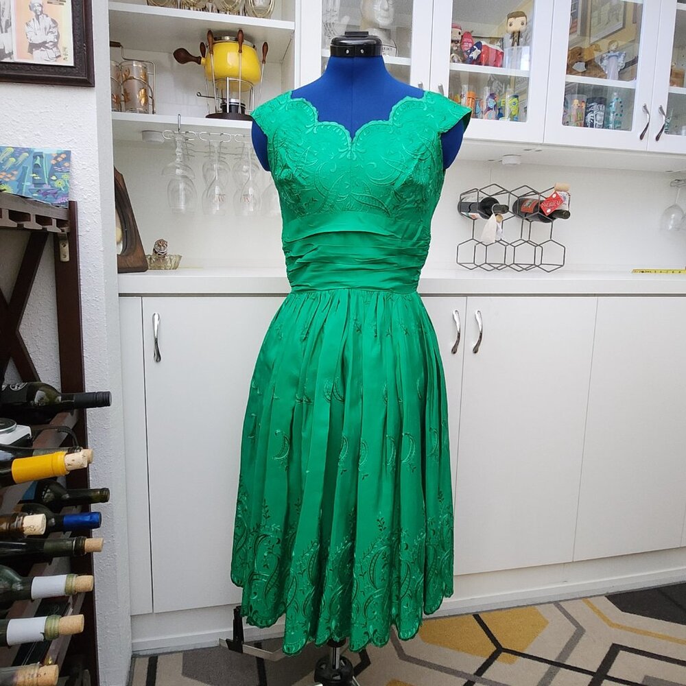 Vtg 1950s Green Embroidered Taffeta Scalloped Swing Dress XS VLV Pinup